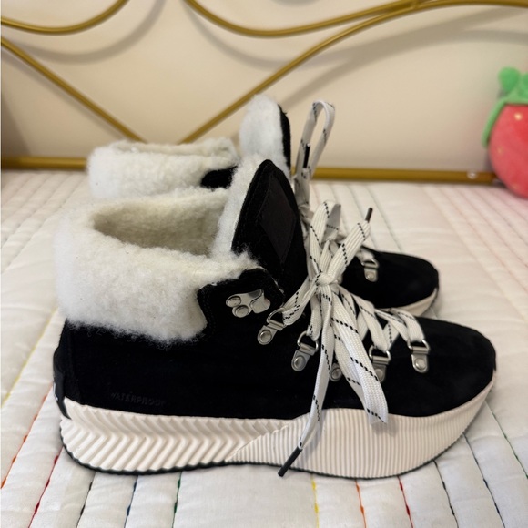 Sorel Shoes - Sorel Black and White Winter Boots